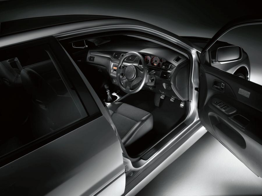 Интерьер Mitsubishi Lancer Evolution IX Wagon 2005 года  (фото 1 из 22)